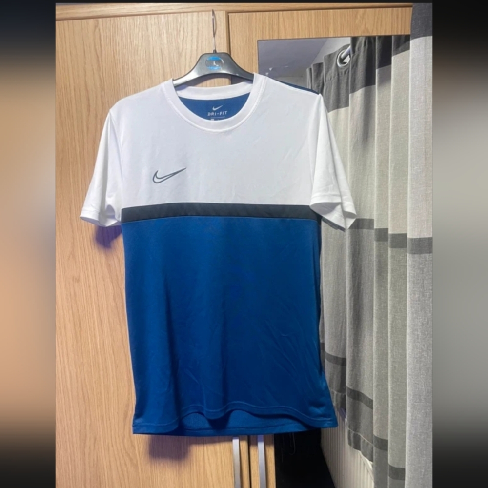 Nike Men's White and Blue Short Sleeve Tee